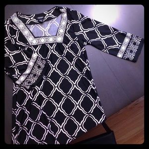 Loose-fitting dress with square neck